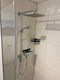 Haus Langweid - Ferienwohnung Aurelia Rainshower Dusche abends