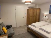 Haus Langweid - Ferienwohnung Aurelia Schlafzimmer abends mit Schlafcouch